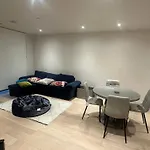 En-Suite Toilet In Private Room London Excel London City Airport Royal Wharf